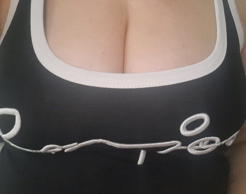 Bruneta mignona deosebita